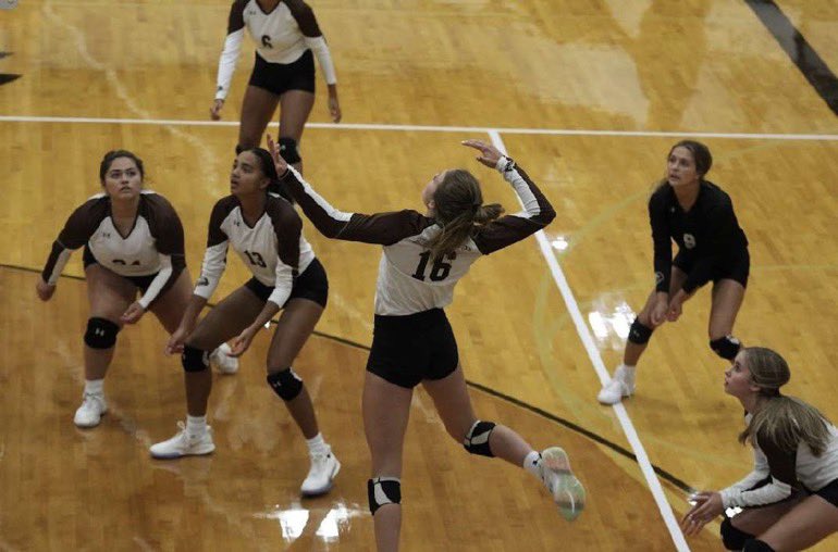 sportsinkansas's tweet photo. Piper Harris of Garden City put down 314 kills with 27 aces and 251 aces as a sophomore last fall 🏐 

She’ll be one of the top juniors this fall as the Buffaloes look to build on their 23-15 record from 2022.

📸: Tylee Biera 

#sportsinkansas https://t.co/OdByOM3CNO