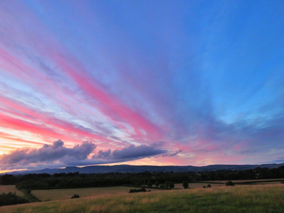 #sunsetview #wildboarfell #westmorlanddales #YorkshireDalesNationalPark #northpenninesaonb #scenicviews #landscape #landscapephotography #sunsetphotography #sunset