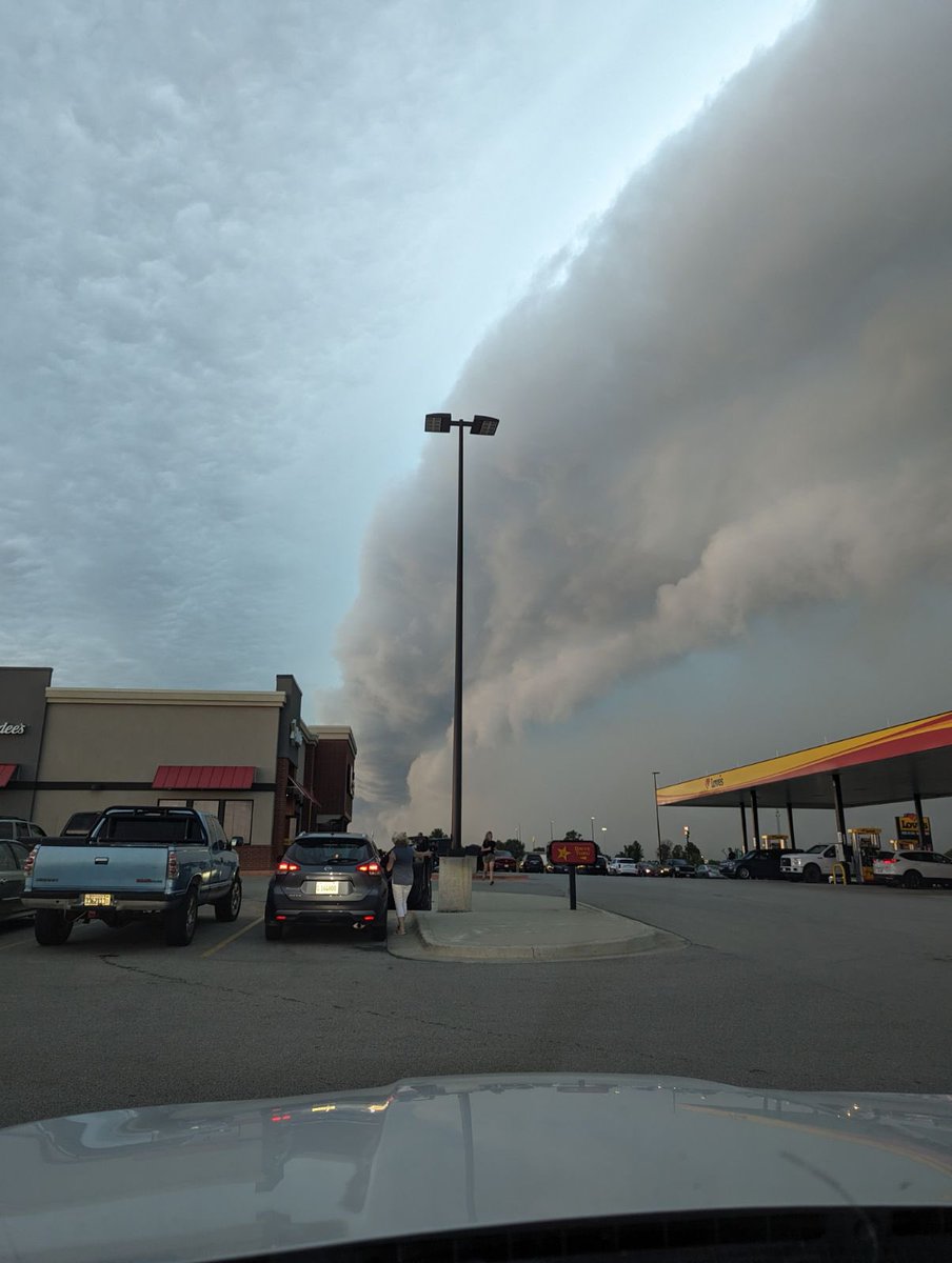 JennyDreaslerTV's tweet photo. Leading edge of this storm in Oakwood, Illinois - just east of Champaign, Illinois. #ilwx 

📸: my brother https://t.co/o3FUVNOPmw
