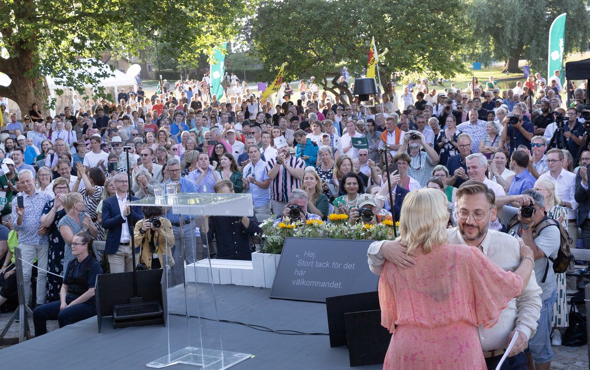 800 personer i publiken när Centerpartiets partiledare Muharrem Demirok talade från scenen på Almedalsveckans tredje och hittills hetaste dag, den 29 juni. #almedalen2023 #Almedalen #Centerpartiet
