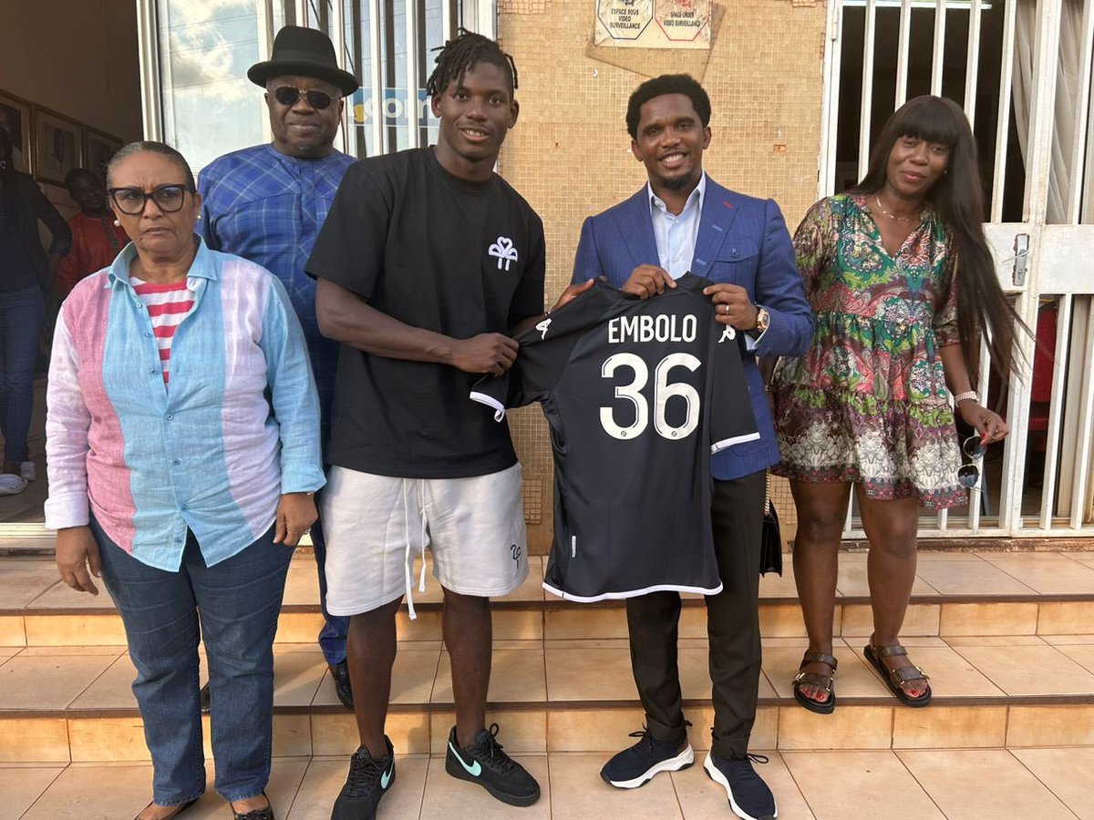 📸 L’international suisse Breel Embolo aux côtés de Samuel Eto’o, au siège de la FECAFOOT. 🦁🇨🇲