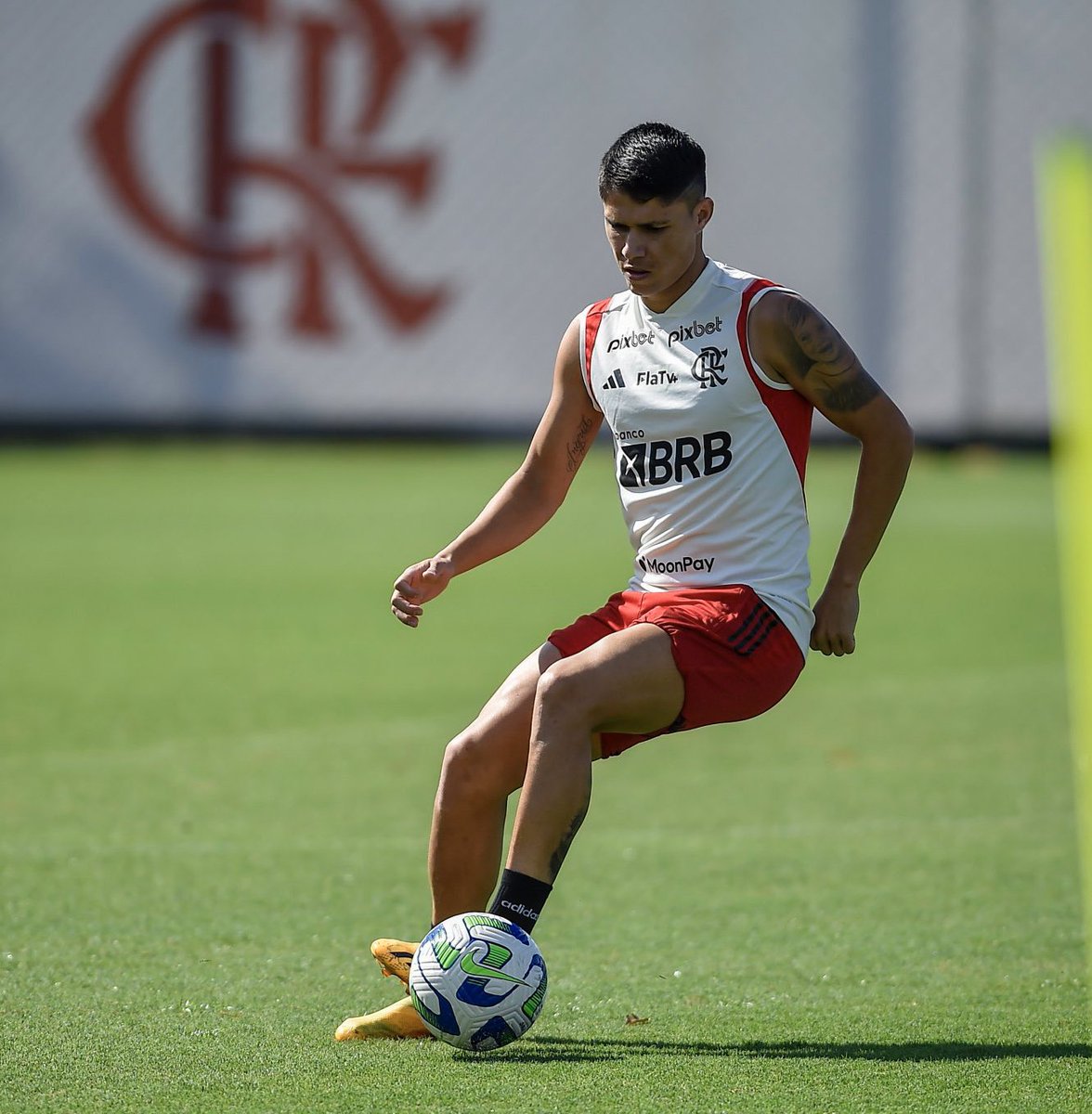 Luiz Araújo no primeiro treino pelo Flamengo. O atacante pode estrear a partir do dia 3 de julho, quando abre a janela de transferência.

Foto: Twitter Flamengo