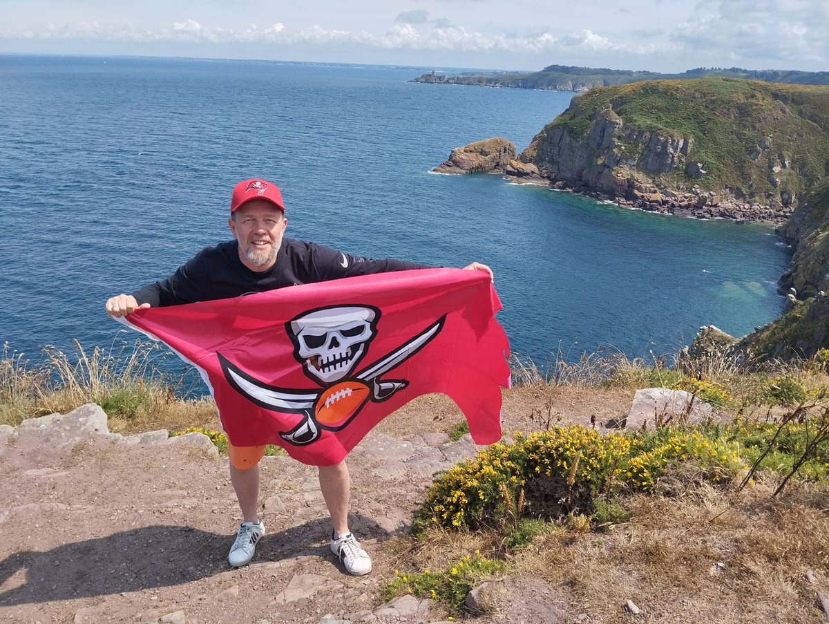Trickster 🇫🇷is back in Brittany. He took with him the Flag of the Bucs☠️. Gift🎁 from Big Nasty. Thank you Keith @BucsGermany @AlainMattei @BigBucNasty @GetGrishd @Lou_Port_Richey @TampaPD @Buccaneers @TheSamerAli @PAPiLATTE @StankBastard @JaneCastor #tampabaybuccaneers #gobucs