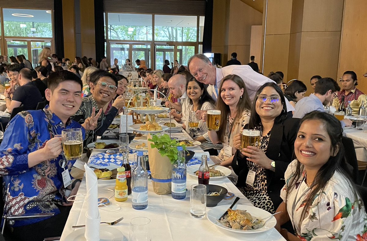 gretazabo's tweet photo. Only in #LINO23: Nobel laureates randomly photobombing pictures during Bavarian evening! So glad it was William G. Kaelin Jr. whose Open Exchange session today was fantastic 🌟@lindaunobel https://t.co/aRwTYLjNPE
