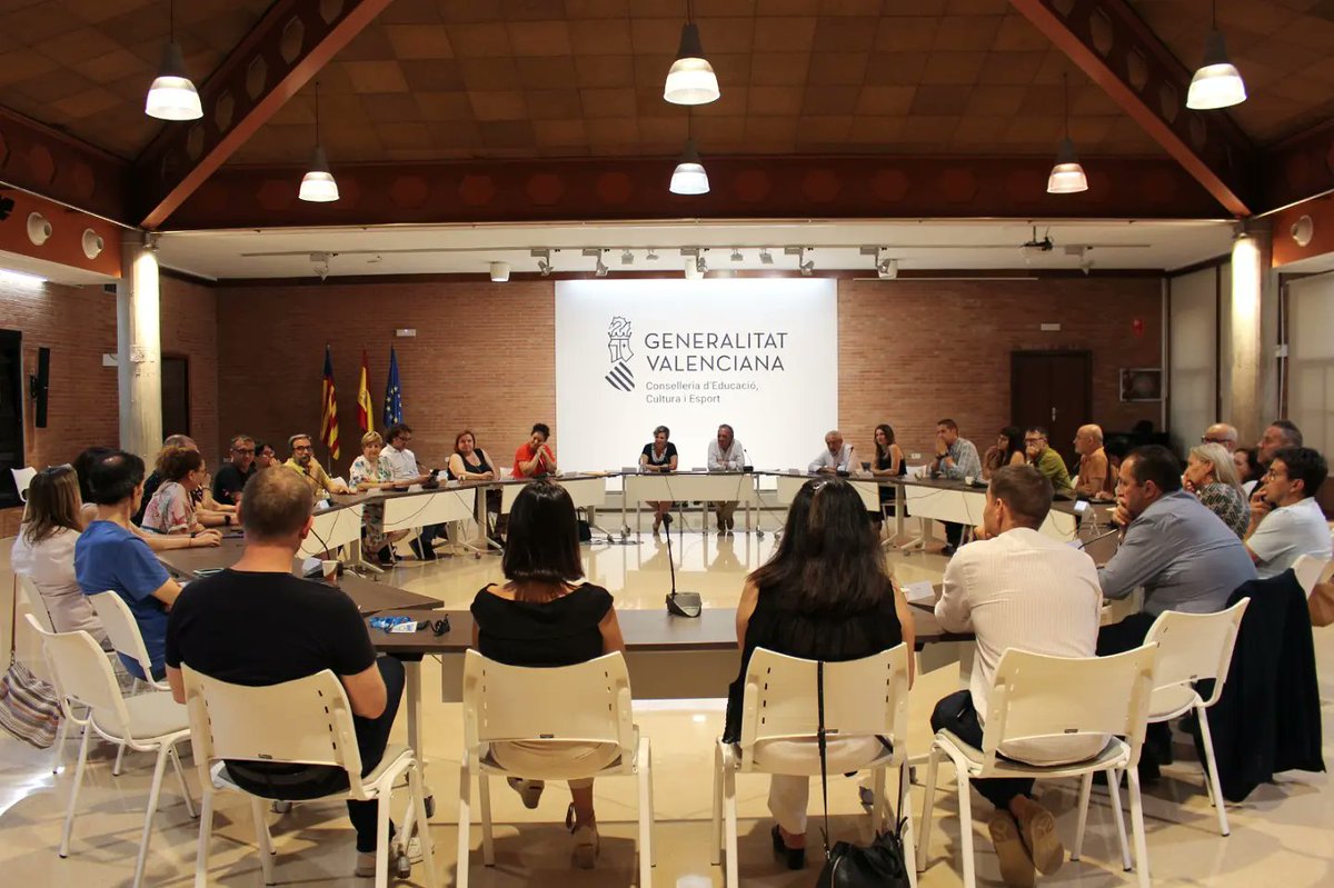 Raquel_Tamarit's tweet photo. Ens hem reunit amb famílies, entitats i sindicats del sistema educatiu valencià per a fer balanç d'estos 8 anys.

🎒Un camí que va començar @VicentMarza on tothom hem treballat per reconstruir una educació d'oportunitats, innovadora, inclusiva, diversa i exemplar.

Mil gràcies!😊 https://t.co/DHtDMry3YD