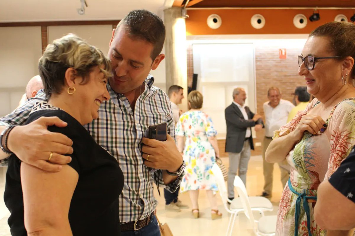 Raquel_Tamarit's tweet photo. Ens hem reunit amb famílies, entitats i sindicats del sistema educatiu valencià per a fer balanç d'estos 8 anys.

🎒Un camí que va començar @VicentMarza on tothom hem treballat per reconstruir una educació d'oportunitats, innovadora, inclusiva, diversa i exemplar.

Mil gràcies!😊 https://t.co/DHtDMry3YD