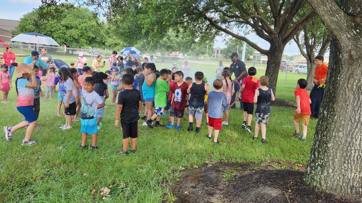 EvaHall53887957's tweet photo. More Summer Camp fun! @Hinojosa_AISD/ @Keeble_AISD #summerrush #aldinesummercamp @brainardjill @JulieSustaita2 @kojessie @AldineRUSH https://t.co/lKlNGJ4279
