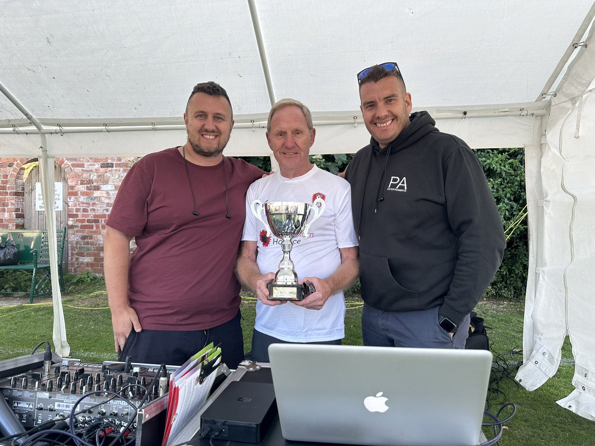 Rotherham United (@rotherhamunited) on Twitter photo ❤️ | Always on-hand when <a href="/RotherHosp/">Rotherham Hospice</a> are concerned.
The lads from <a href="/paentsuk/">PA Entertainments</a>
#rufc | #ForeverTogetherForeverProud ❤️ | Always on-hand when <a href="/RotherHosp/">Rotherham Hospice</a> are concerned.
The lads from <a href="/paentsuk/">PA Entertainments</a>
#rufc | #ForeverTogetherForeverProud