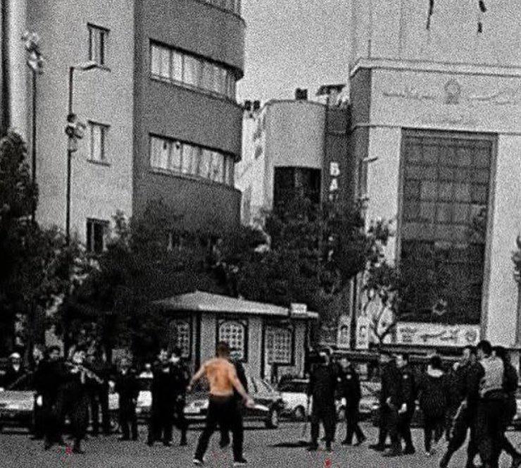 Realneo101's tweet photo. ارتش تک نفره رو فراموش نکردین که؟
از وقتی بخاطر مادرش خودشو تسلیم رژیم کرد هیچ خبری ازش نیست.
اگر هر اتفاقی برای #اشکان_مروتی بیفته، جمهوری اسلامی مسئوله. https://t.co/8cor2gwEXC