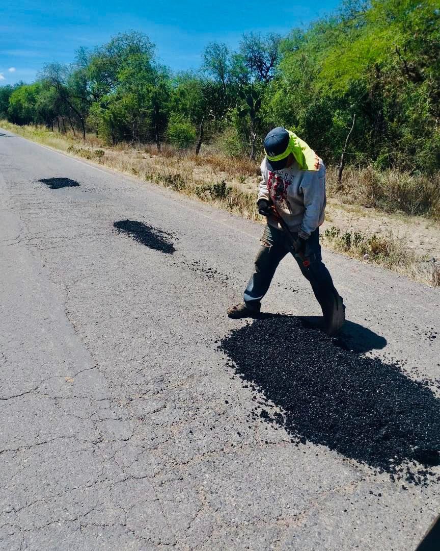 DanielLagunasMx's tweet image. Nuestro #ProgramaDeBacheo es permanente y el equipo de #ObrasPúblicas está recorriendo las comunidades y lugares de nuestro #VillaDeReyes para así mejorar los caminos y que ayuden a las familias a llegar con bien a casa 🏠. 

¡Vamos con paso firme! 😀👊🏻