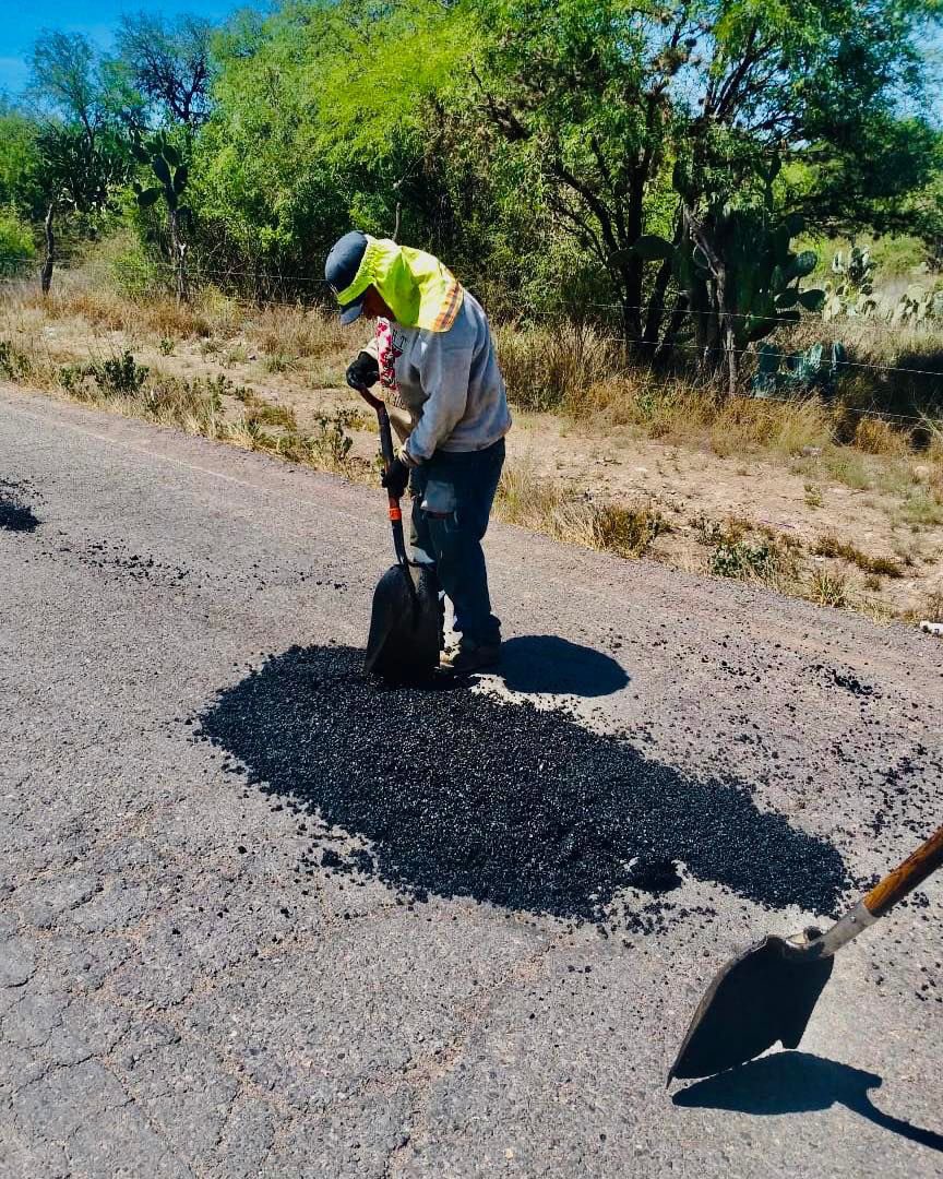 DanielLagunasMx's tweet image. Nuestro #ProgramaDeBacheo es permanente y el equipo de #ObrasPúblicas está recorriendo las comunidades y lugares de nuestro #VillaDeReyes para así mejorar los caminos y que ayuden a las familias a llegar con bien a casa 🏠. 

¡Vamos con paso firme! 😀👊🏻