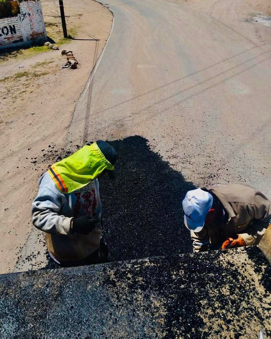 DanielLagunasMx's tweet image. Nuestro #ProgramaDeBacheo es permanente y el equipo de #ObrasPúblicas está recorriendo las comunidades y lugares de nuestro #VillaDeReyes para así mejorar los caminos y que ayuden a las familias a llegar con bien a casa 🏠. 

¡Vamos con paso firme! 😀👊🏻