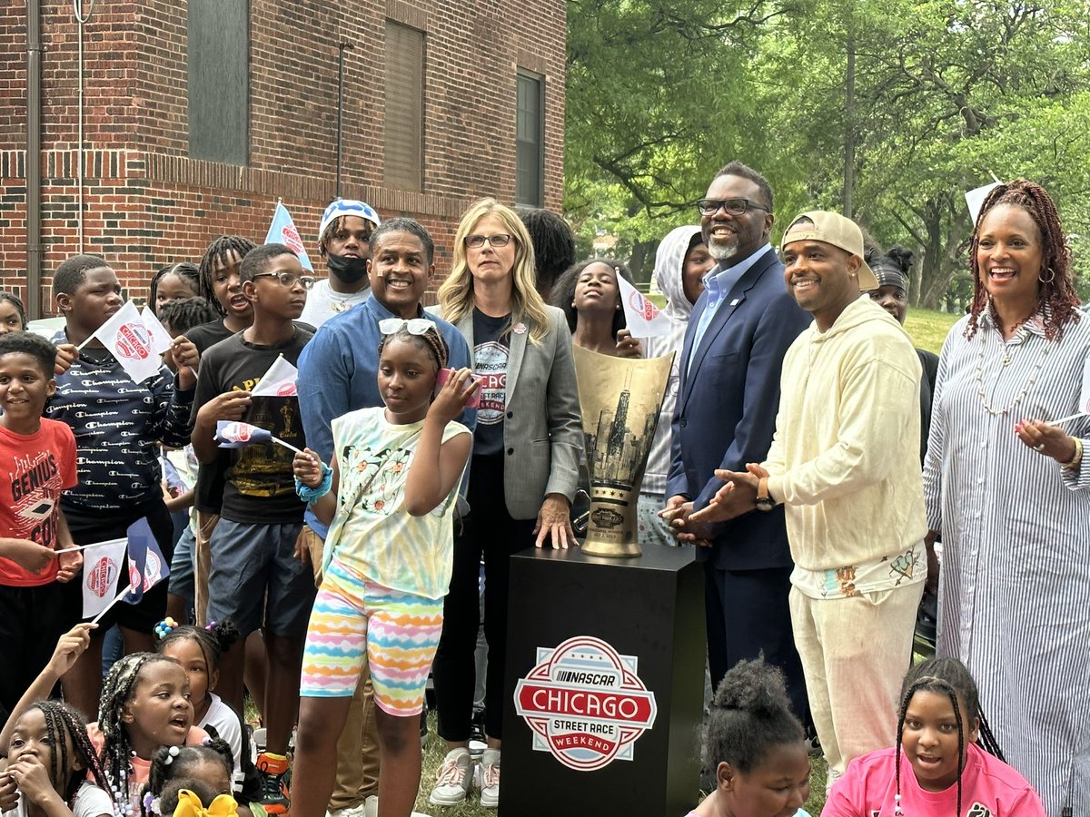bobpockrass's tweet photo. Chicago Mayor Brandon Johnson, actor Larenz Tate and Chicago track president Julie Giese pose for photos with kids at a NASCAR event with the Chicago parks district. https://t.co/lD3QyWnilU