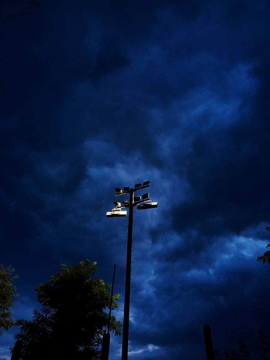 AlinaKleo's tweet image. "Будь світлом собі самому."