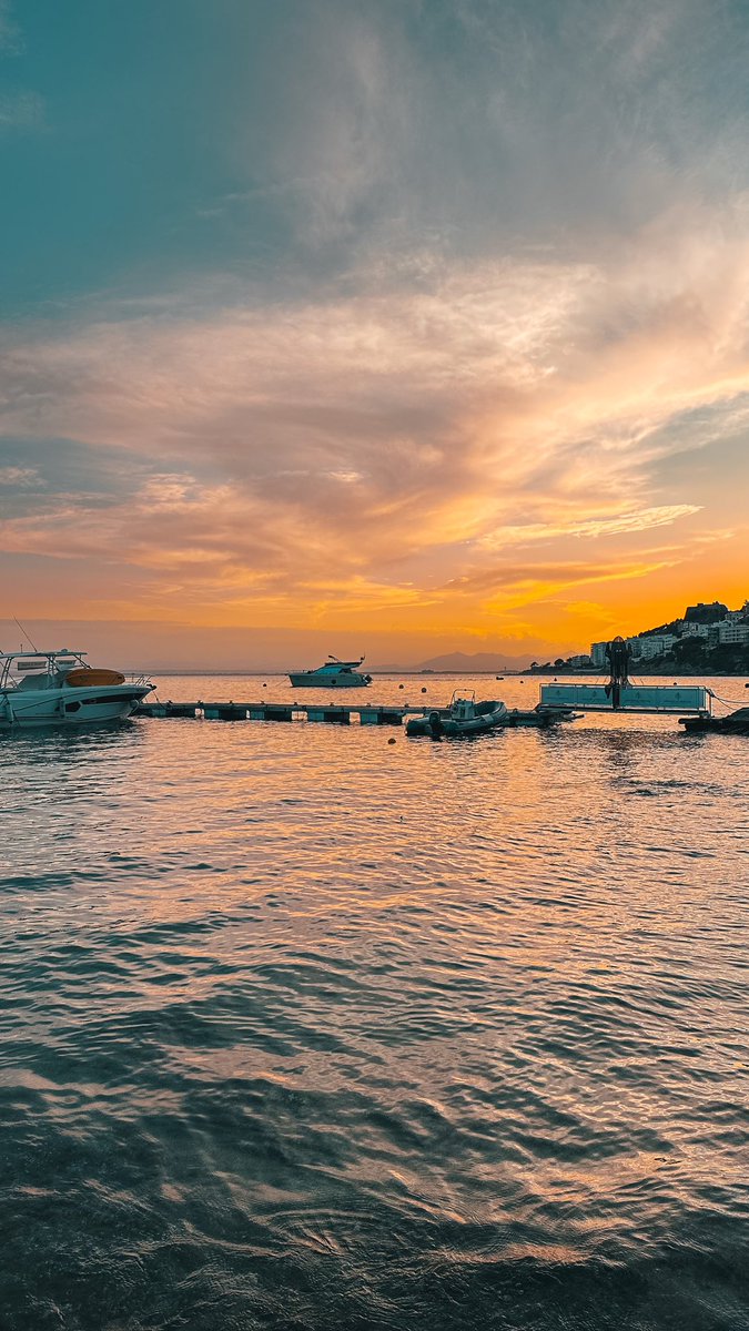 Amazing sunsets 🌅 at El Pirata

#summer2023 #sunset #sunsetlover #skyporn #amazingsunset #visitroses #incostabrava #aroses