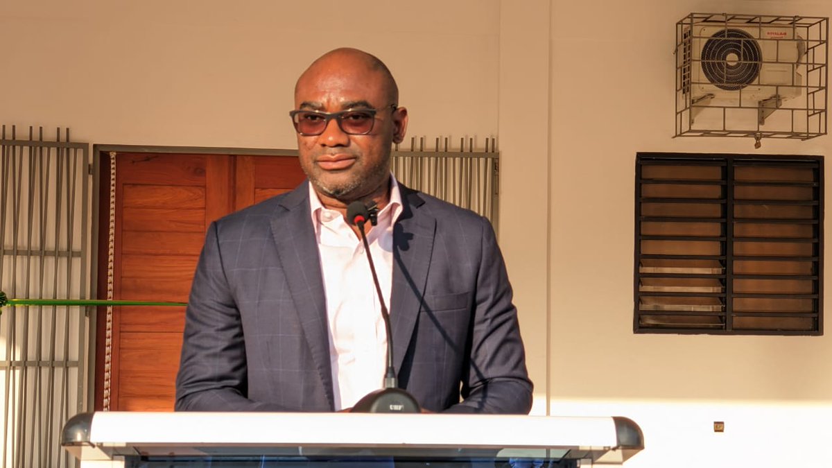 UniveLomeTg's tweet photo. Le Président de @UniveLomeTg, Pr @dodzikokoroko a procédé ce 29 juin 2023, à la remise officielle du bloc administratif et pédagogique de 1200 places et du #CI2L. Gain en places assises et ancrage dans la modernité. Gratitude à @FEGnassingbe pour le soutien. #UniveLomeTg #GouvTg https://t.co/mLRgWg0oBe