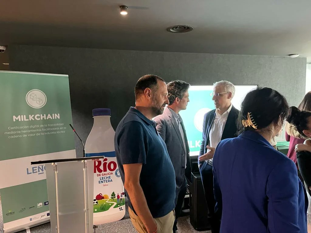 JavierAriasFouz's tweet photo. 🏭 Participando nos resultados do proxecto #Milkchain, impulsado por Leche Río co apoio da @Xunta
🥛🐮Unha iniciativa pioneira que desenvolve un novo sistema de trazabilidade do leite, ofrecendo ao consumidor a oportunidade de coñecer a procedencia do produto e características https://t.co/asSN9VR9Ew