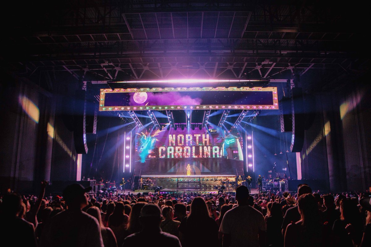 "This is definitely a party crowd" - <a href="/ShaniaTwain/">Shania Twain 💎💎💎</a>. // 06.28.2023

📸: Ben Robson