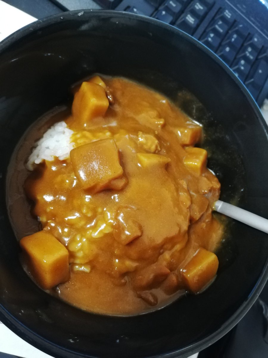 ダイエット２日目〜晩飯〜
岩田さんにハーゲンダッツ頂きました！ありがとうございます〜！✨

色々作業詰まってて
急いで晩飯
レトルトカレー

疲れたので、ちょっと寝ます https://t.co/BuZxFEhdTh