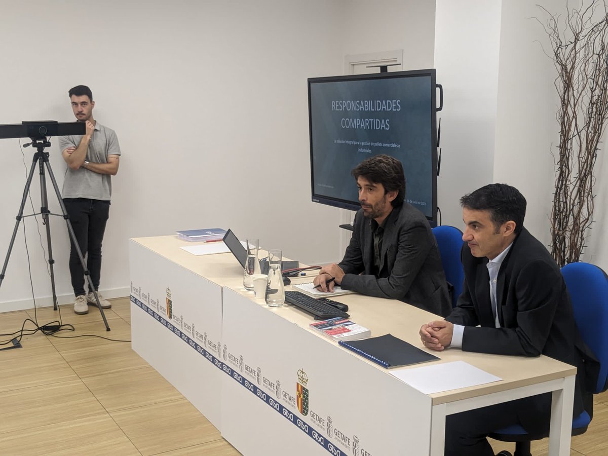 ecophir's tweet photo. En colaboración con @LymaRedsocial y @aytogetafe hemos organizado con @pablo_marinhas una jornada sobre el RD 1055/2022 de #envases y #residuos de envases con los empresarios de Getafe en su doble papel como poseedores finales y productores de envases comerciales e industriales. https://t.co/I70IsnNlKP