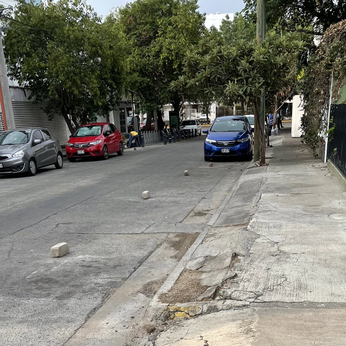 caminandozmg's tweet photo. En la calle Fray Luis de Palacio, casi esquina con Av México. Hay aparta lugares que dejan objetos en la calle. @PoliciaGDL @GuadalajaraGob @GdlMovilidad https://t.co/4SFNir57mZ