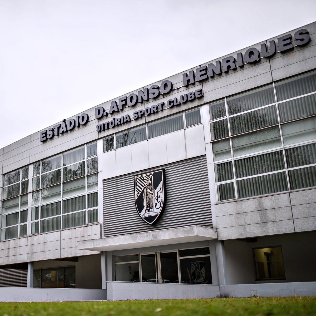 B24PT's tweet photo. Fundo V Sports, detentor do Aston Villa, anunciou que reduziu a sua participação na SAD do Vitória SC de 46% para 29%, transferindo 17% das ações novamente para o clube.

Deixa de ter representantes na administração da SAD vitoriana, de forma a cumprir as regras da UEFA. https://t.co/RdRmCE9cn1