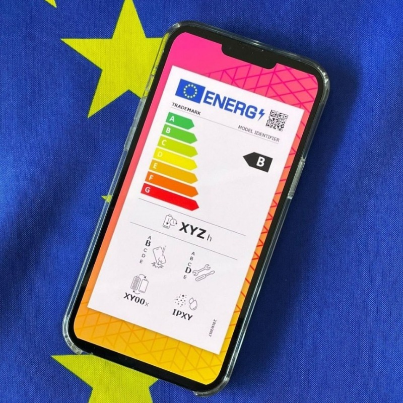 ComissioEuropea's tweet photo. 📱 El teu telèfon intel·ligent és reparable? Durarà gaire?
Per primera vegada, una nova etiqueta energètica i d’ecodisseny t’oferirà la informació que necessites sobre la reparabilitat dels telèfons i les tauletes comercialitzades al mercat de la #UE.
#PacteVerd
↓ Més info: