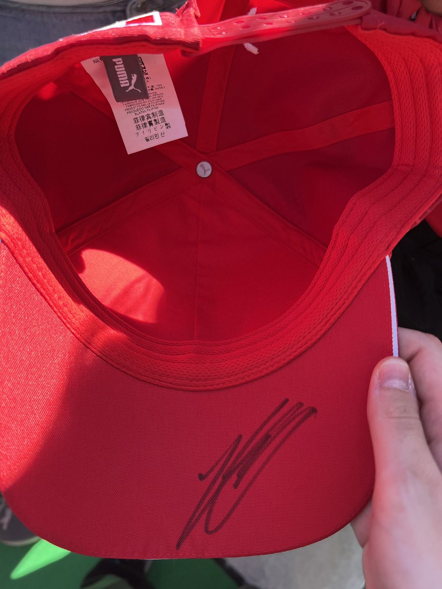 Charles signed my Cap but took my Sharpie 😅😅
@ScuderiaFerrari can I get my sharpie back, please? 😅😅