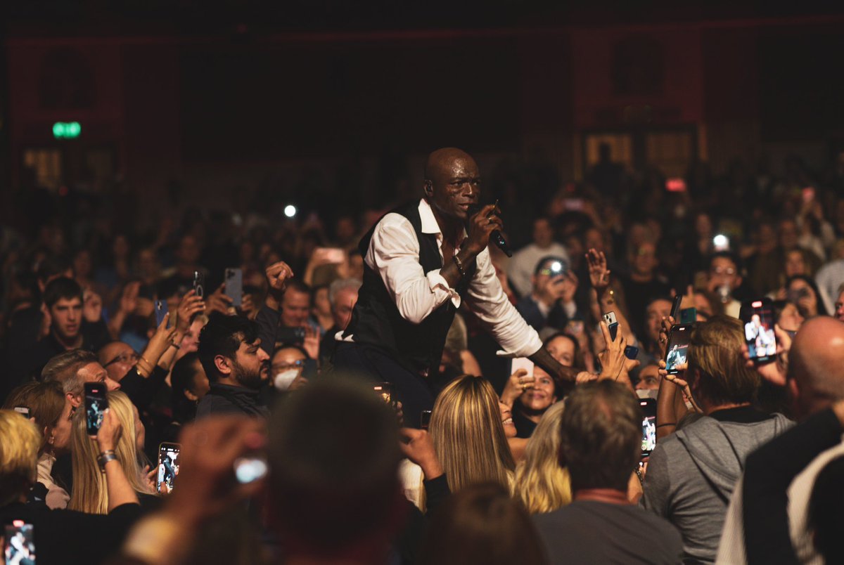 Moments from tour 💜 I am ready to get back on the road on July 7th in Marbella, ES See new dates & get your tickets at sealofficial.com.✌🏾 📸 Photos by Jarron Williams