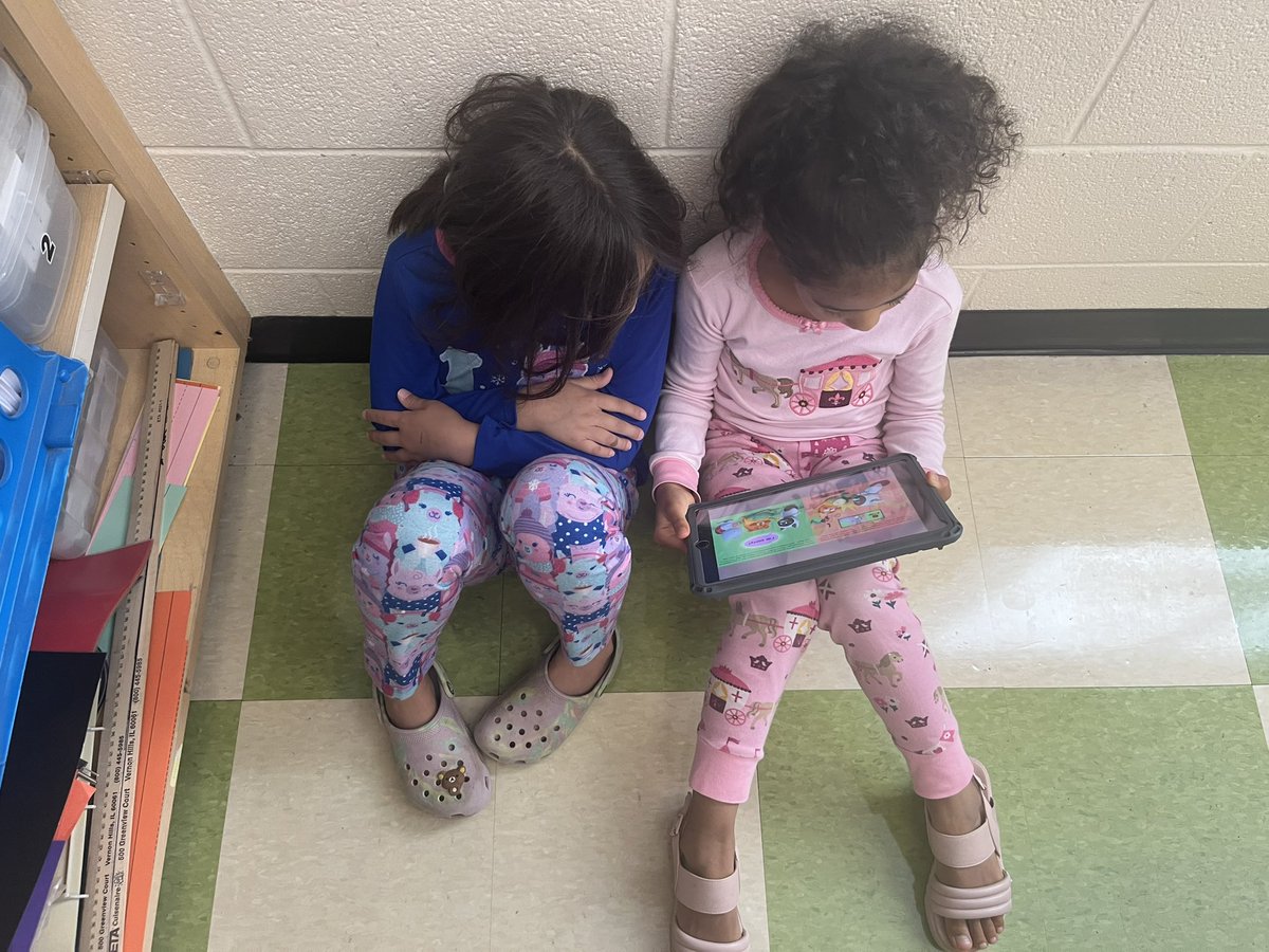 Double2344's tweet photo. Today students practiced improving their fluency skills by reading aloud with a partner in Ms. Gibson’s and Ms. Pigg’s summer camp class! #TeamUCPS #Literacy4U #EmpowerED https://t.co/R6s0w4BDC0