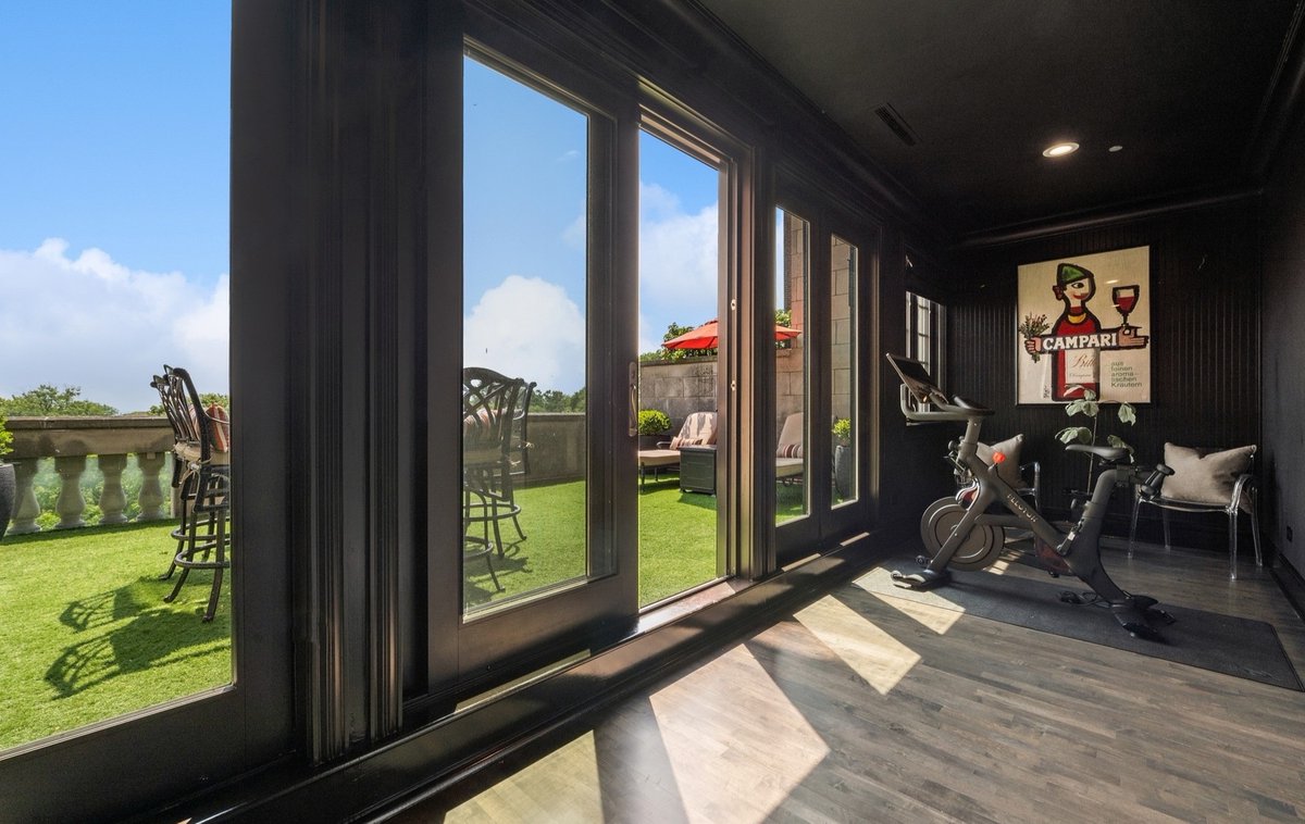 properties's tweet photo. We love the harmony of indoor-outdoor living with the epitome of sophistication in the ❤️ of Lincoln Park #StopLookingStartFinding
----
2126 N Lincoln Park West
Listed by Carrie McCormick 
Offered for $4,895,000
https://t.co/weDKlmtrOO
#LuxuryLiving #ChicagoSkyline https://t.co/szDjU48I7H
