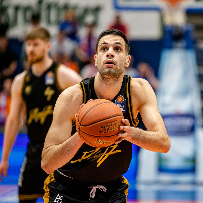 TelekomBaskets's tweet photo. Mit Noah Kirkwood unterschreibt ein vielseitiger, spielintelligenter Harvard-Absolvent für die Saison 2023/2024 in Bonn. 🙌 

Zudem wechselt Center Benedikt Turudic von den @bbloewenbs zu uns und verstärkt in den kommenden 2 Spielzeiten die deutsche Rotation. 💪 

Alle Infos: 👇