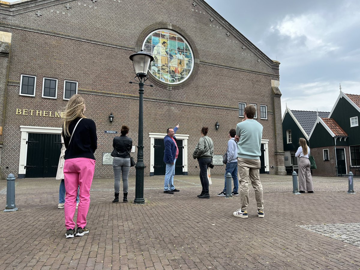 UrkPromotie's tweet photo. Gids Klaas nam vandaag een groep enthousiaste touroperators mee op Ginkiestocht langs al het moois wat Urk te bieden heeft; de Bethelkerk, Vissersmonument, schuur van Haagedoorn, Kerkje aan de Zee en natuurlijk de nieuwe Visserij Beleving in @Museumopurk https://t.co/sHCdAjVW1L