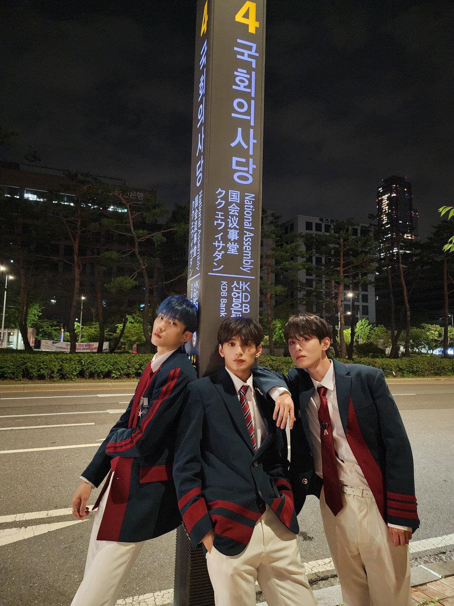 XODIACOfficial's tweet photo. [📸] 

<SPECIAL LOVE, SPECIAL CHALLENGE>

Behind #1 💞 

#가락시장역 #국회의사당역 #경복궁역 
#XODIAC #소디엑
#SPECIALLOVE #SPECIALLOVEchallenge https://t.co/TfuaFTPao5