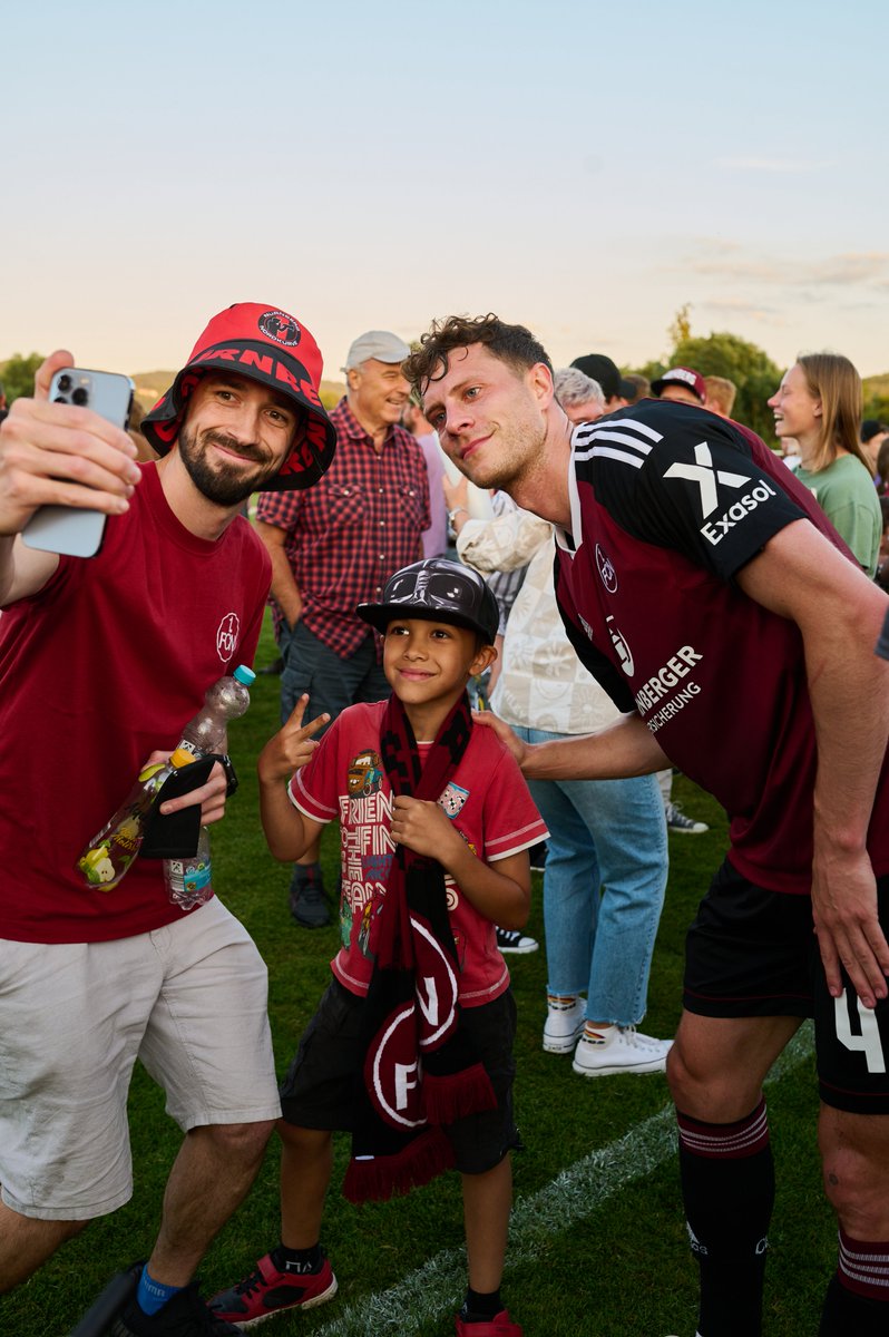 Das Vorbereitungsspiel des @1_fc_nuernberg beim 1. FC Hersbruck endete 1:13.⚽️ Als Community-Partner spendeten wir 100€ pro Tor, rundeten jedoch insgesamt auf 3.000€ auf. Im Anschluss an das Spiel fand eine Spielräume-Aktion mit fleißigen Helfer:innen der ClubCommunity satt.🫶