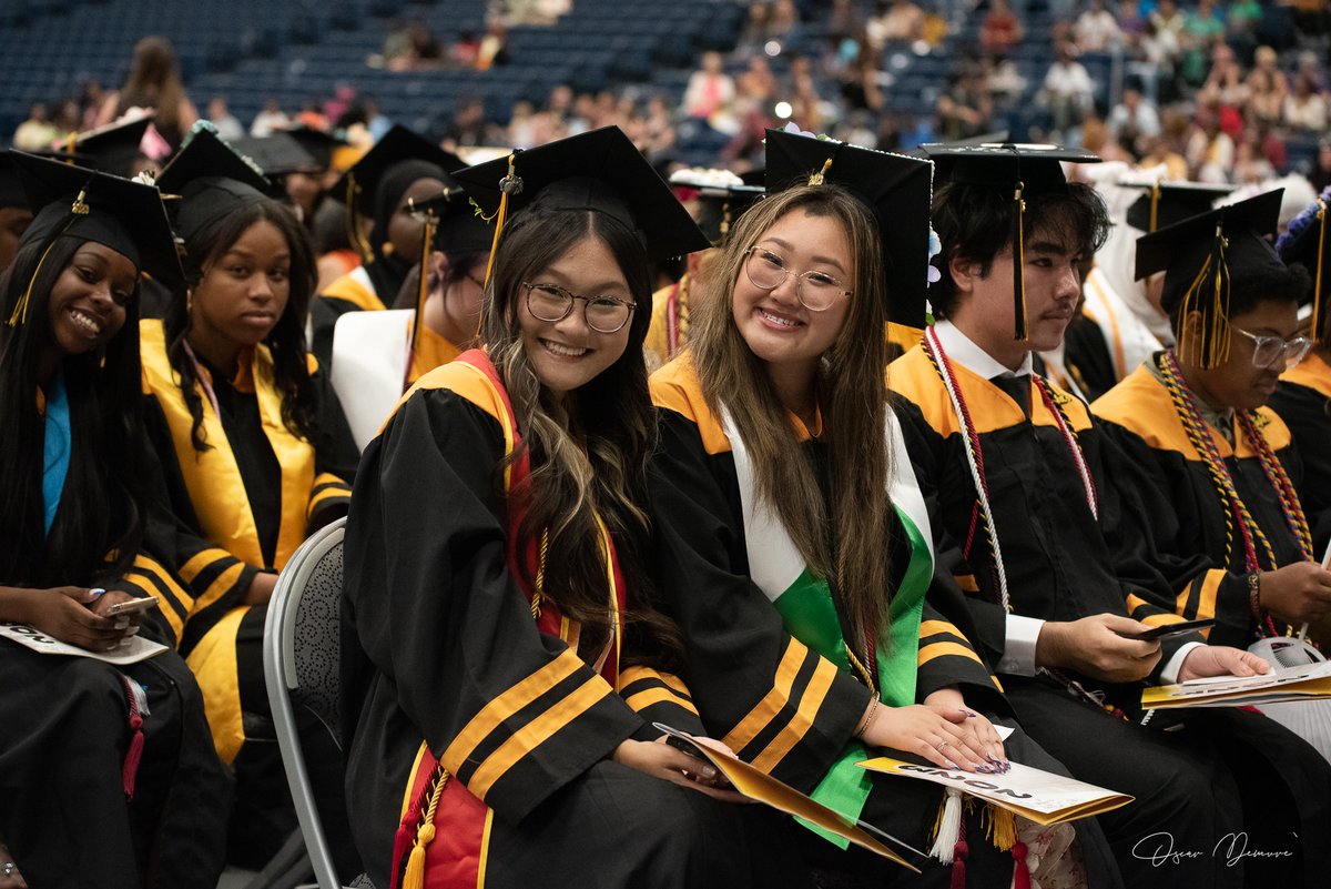 SyracuseSchools's tweet photo. We're so proud of all our #SCSDGraduates - who are now officially #SCSDAlumni! Don't miss our great photos from the @HenningerSCSD Class of 2023 graduation ceremony. A complete gallery, including photos of each graduate crossing the stage, is available at: https://t.co/DROAuHu4mF https://t.co/dXgT8bNQe9