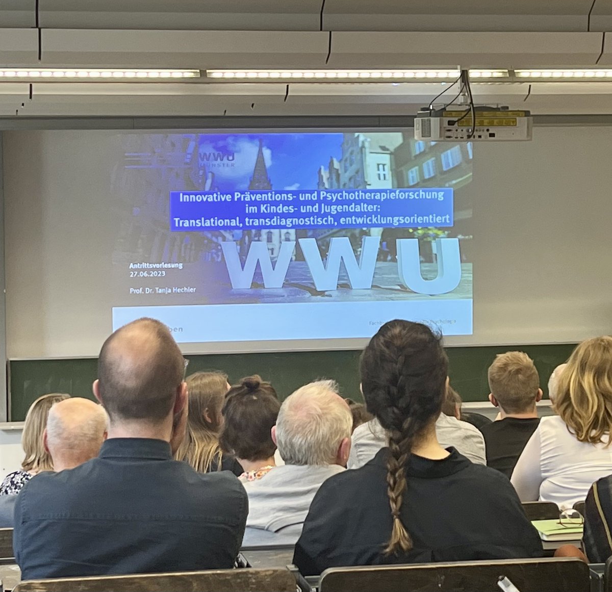 hechler_lab's tweet photo. Gelungene Antrittsvorlesung zum Thema "Innovative Präventions- und Psychotherapieforschung" an der @WWU_Muenster. Voller Hörsaal, spannender Austausch beim Sektempfang, unterstützt durch das tolle neue Team der AE @hechler_lab. Vielen Dank! https://t.co/J8AjMLCxf4