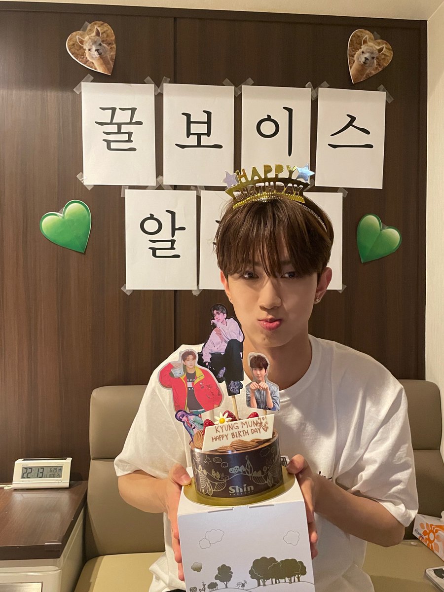 오늘 하루도 내 곁을 지켜줘서 내일 하루를 바라보며 살 수 있어 유니즈!🤍  

#경문 #KYUNGMUN