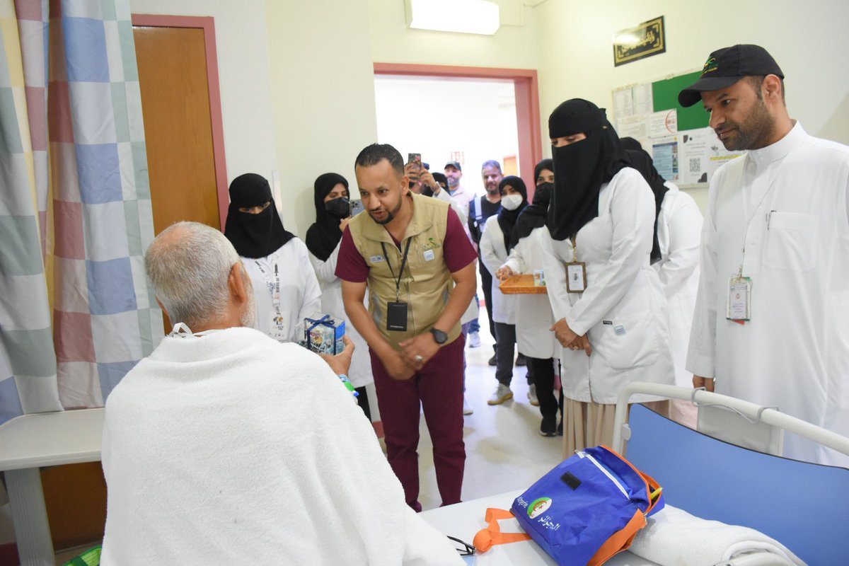HGH_MOH's tweet photo. مدير إدارة الخدمة الاجتماعية الطبية بـ 
@makkah_hc الدكتورة نهى الجهني تطمئن على صحة الحجاج المنومين بمستشفى @HGH_MOH مع تسليمهم بعض الهدايا لترك الأثر الطيب في نفوسهم. https://t.co/8Kz2xyMvO2