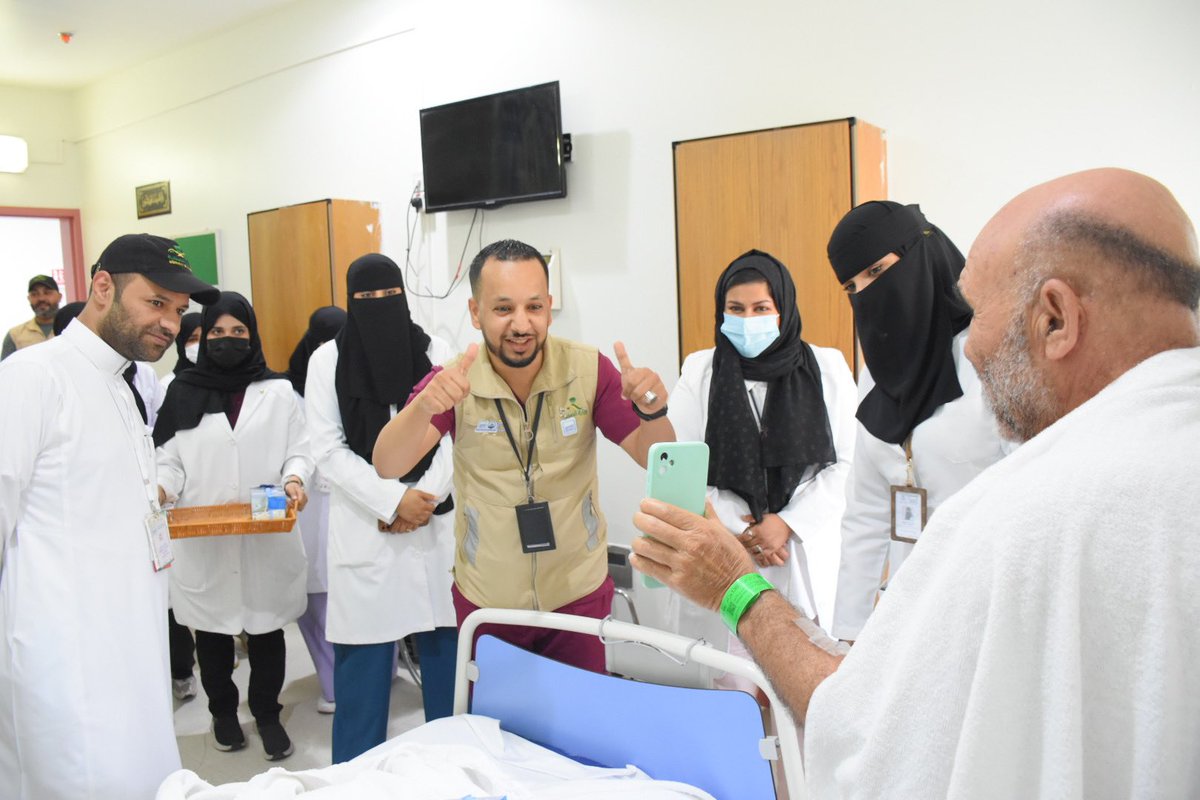 HGH_MOH's tweet photo. مدير إدارة الخدمة الاجتماعية الطبية بـ 
@makkah_hc الدكتورة نهى الجهني تطمئن على صحة الحجاج المنومين بمستشفى @HGH_MOH مع تسليمهم بعض الهدايا لترك الأثر الطيب في نفوسهم. https://t.co/8Kz2xyMvO2
