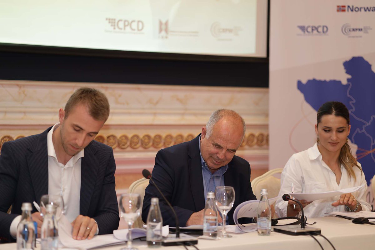 📢Kemi kënaqësinë të ndajmë me ju projektin e ri "Dekarbonizimi për Rezistencë Klimatike" të mbështetur nga #SMARTBalkans. 

👉🏽Projekti do të fokusohet në zvogëlimin e ndikimit të ndryshimeve klimatike sidomos në sektorët për siguri dhe stabilitet në rajon përmes dekarbonizimit.