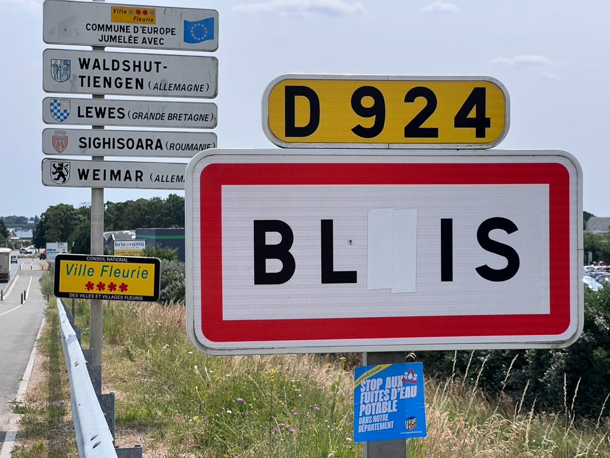 Quechoisir41's tweet photo. Stop à #LaFuiteEnAvant Dans le 41: 15,9 % de l’eau potable sont perdus à cause des fuites de canalisation, soit un % de fuite inférieur à la moyenne nationale qui est de 19,9 %. Ces pertes représentent chaque année l’équivalent de la consommation en eau de Blois. https://t.co/LU0mKPmNfl
