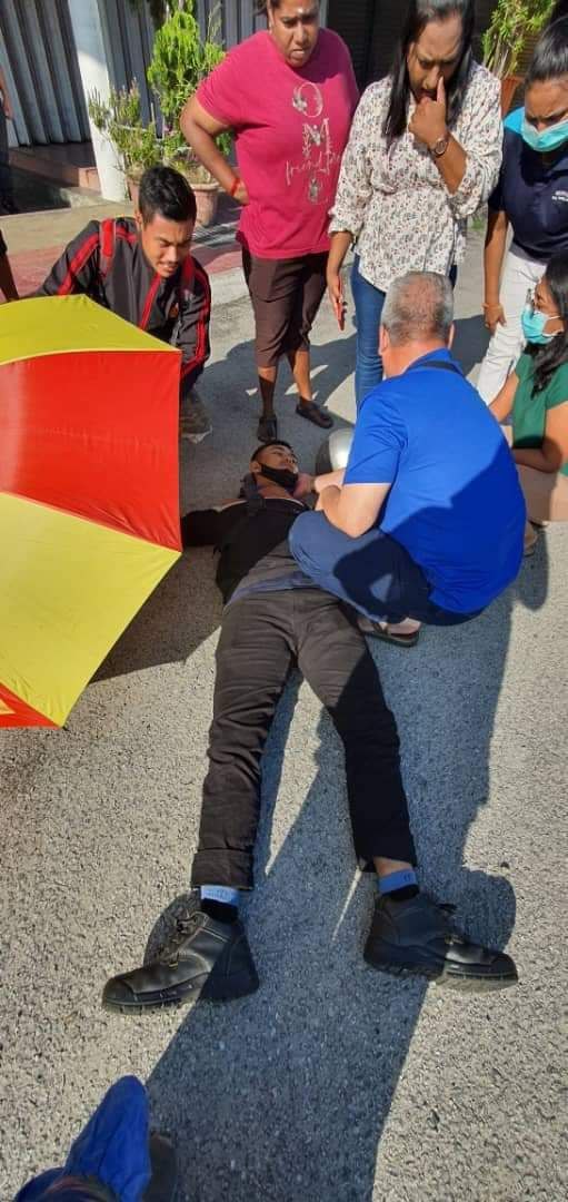 mynewshub's tweet photo. SELANGOR 29/06/2023.

Penunggang motosikal rebah di laman isyarat US PIZZA Banting siang tadi.

Mungkin sebab terlalu penat atau masalah tekanan darah.....

Sumber: Banting Kini https://t.co/Tpz6N1xmnU