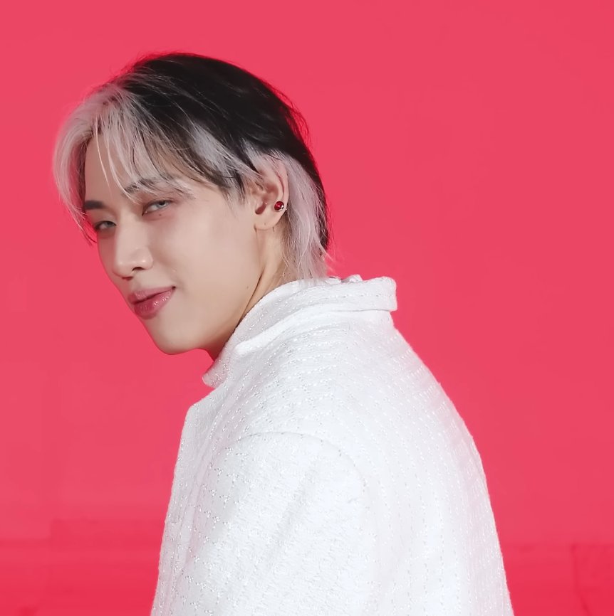 Taeseungin's tweet image. 'Subliminal' and all your songs by the way 😍 !!!!!!!!!
Paris is ready 🇫🇷😶💚😎
#Skrrt