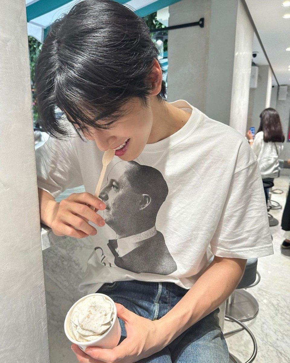 Me: 'You have some ice cream on your lips'
UW: 'Wipe it for me'
Me: 'Don't look at me like that'

Yeah.. delulu again 😅😅 because he's so perfect. 💘💘

#차은우 #CHAEUNWOO