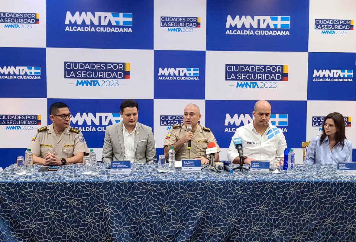 PoliciaEcuador's tweet photo. FORTALECEMOS ESTRATEGIAS DE SEGURIDAD 🚔👮🏻♀️
Esta mañana, se realiza el conversatorio “Ciudades por la Seguridad - #Manta2023”.
📍Participan, @CmdtPoliciaEc, #GraDCésarZapata #DGSCOP, Viceministra @Sandra_Molina_B, Alcalde @agustinintriago y más autoridades.
En vivo🔴
https://t.co/nz6hiEHasc