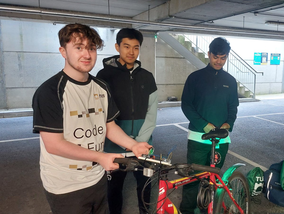 SamOSullivan_'s tweet image. #Microbits and #Arduinos being put to use for #CyclingSafety in @TUS_Athlone_ for #code4fun

Using distance sensing and speed/rotation to activate lights and speakers to alert cyclists to danger