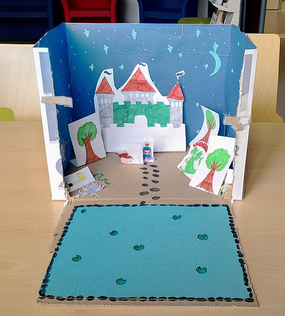 BraveMerC's tweet photo. La fin d'année au collège @LaFayette036, ça peut aussi être l'occasion de belles réalisations! Les 6D présentent les maquettes de leurs contes! https://t.co/LbxzoGvfCY