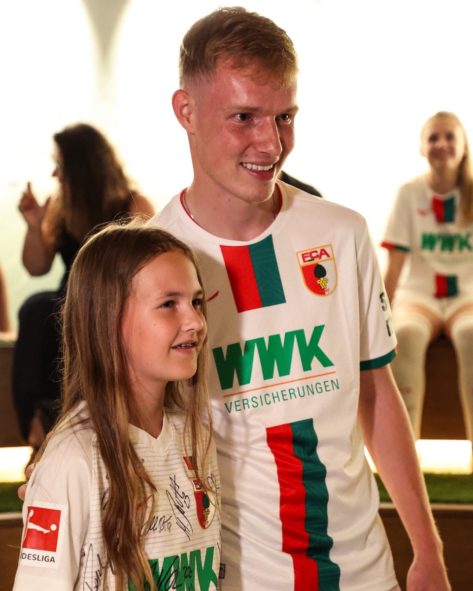 FCAugsburg's tweet photo. Direkt mittendrin! 📸 #ServusTim https://t.co/9FQDS2CUqo