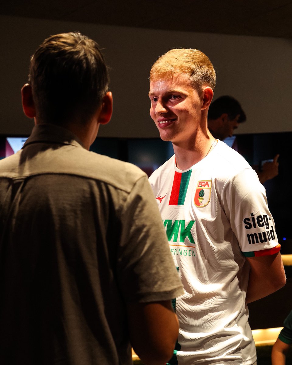 FCAugsburg's tweet photo. Direkt mittendrin! 📸 #ServusTim https://t.co/9FQDS2CUqo